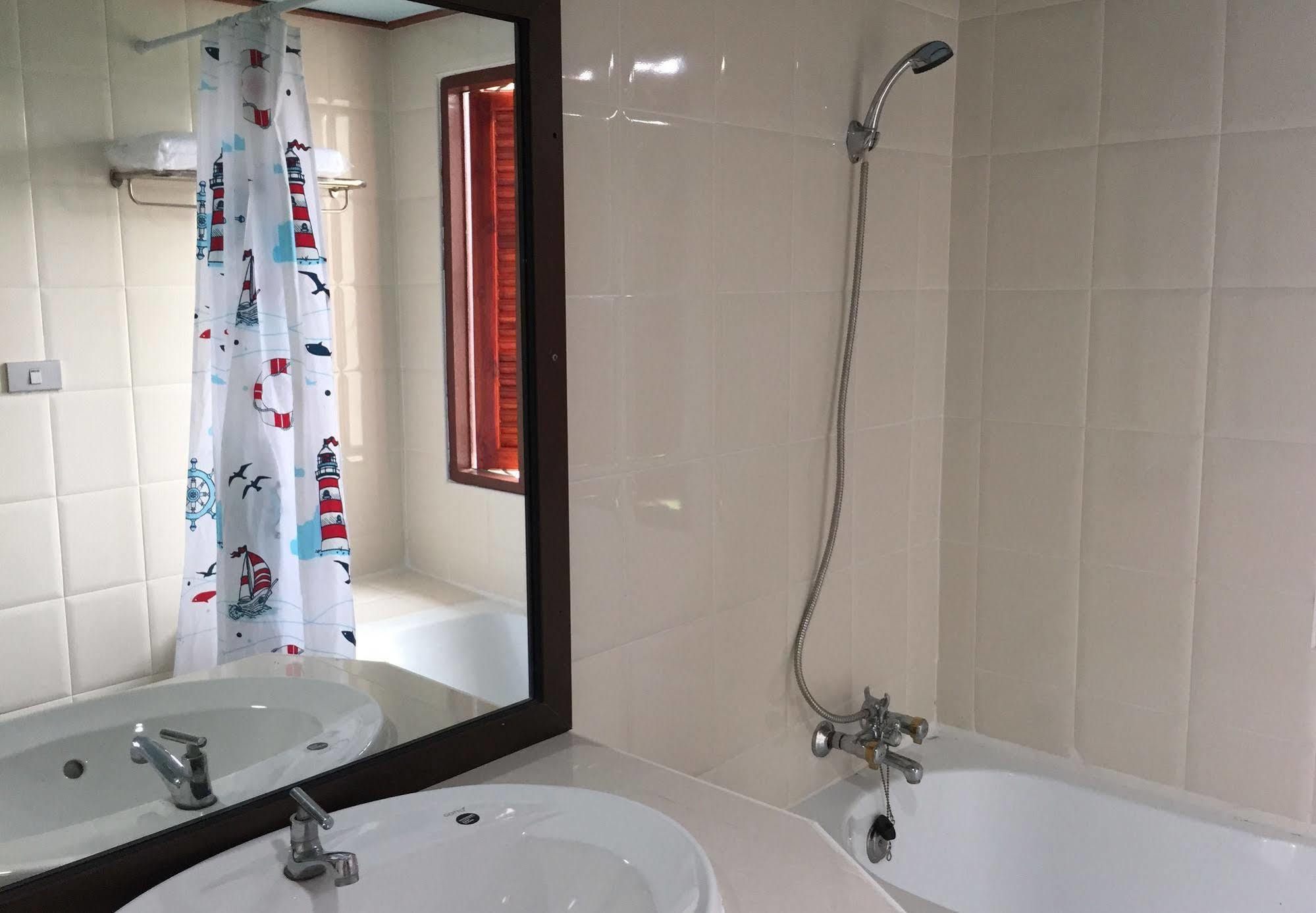 Toh Buk Seng Ayutthaya Hotel Екстер'єр фото